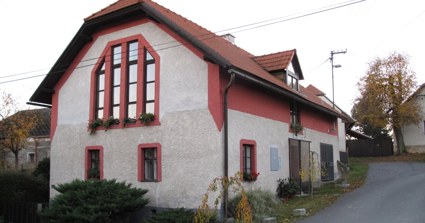 Radost z nového domu zkazil podivný háček na knihovně. Muž díky němu objevil skrytou místnost