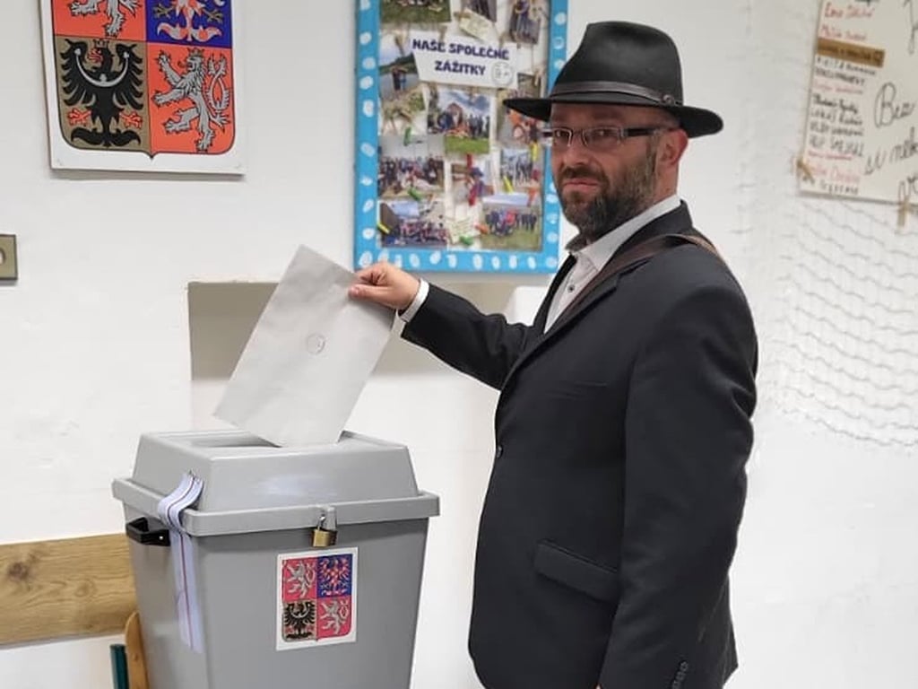 Nemá na uhlí ani kroužky pro děti. Sterzik po volebním neúspěchu prosí o peníze