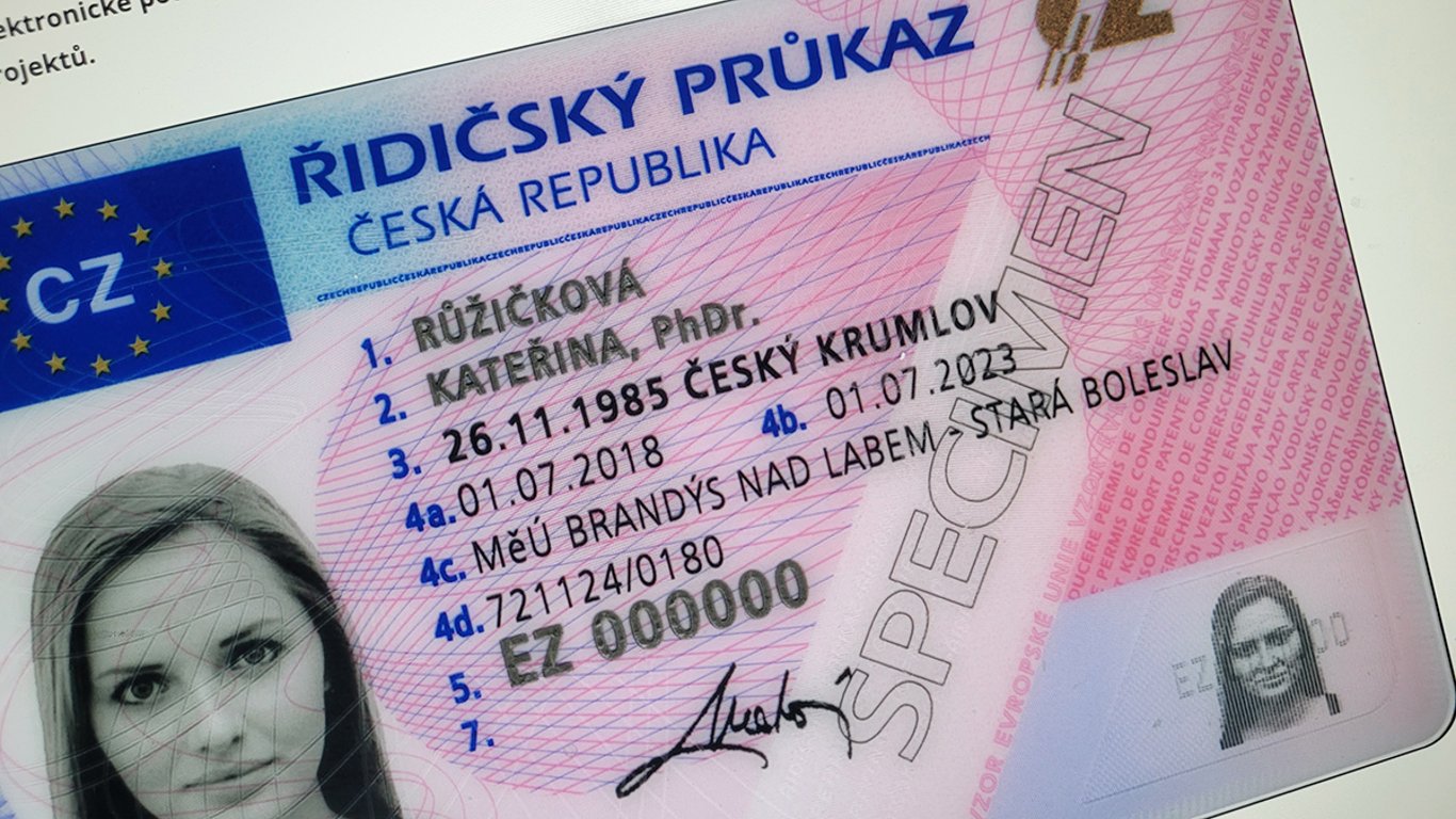 Za tyto přestupky hrozí doživotní odebrání řidičského průkazu. Není to ale nakonec zbytečně přísné?