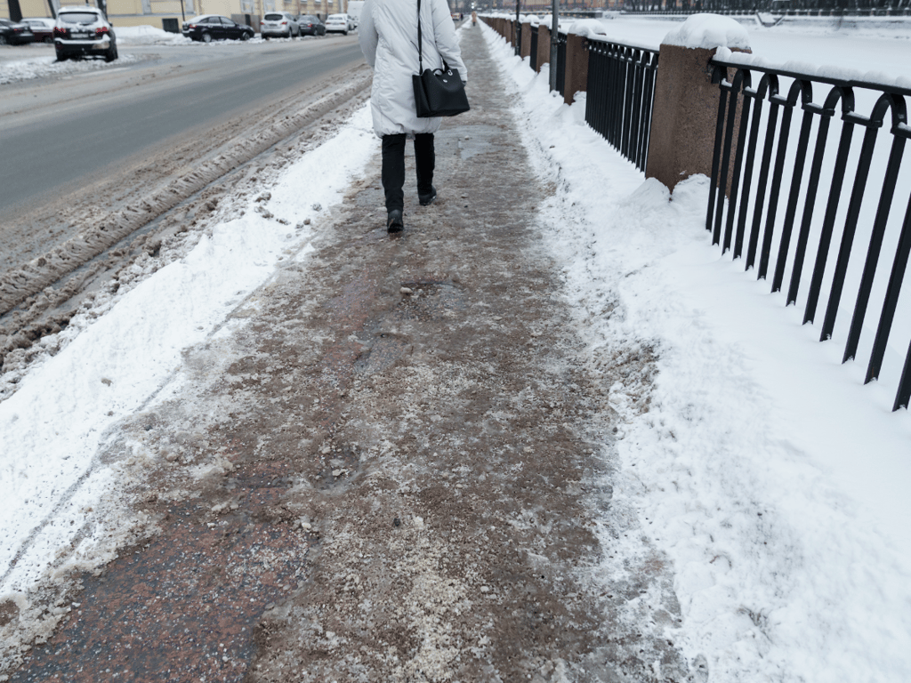 Jičín rozšiřuje zimní údržbu. Do práce vyjede nový traktůrek i starý dobrý MAN