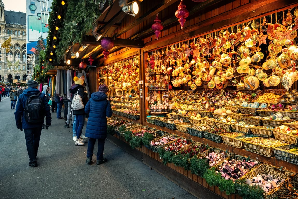 Na tyhle trhy se stojí fronty už od rána. Vídeňský Rathausplatz láká vůní, světly i atmosférou jako z filmu.
