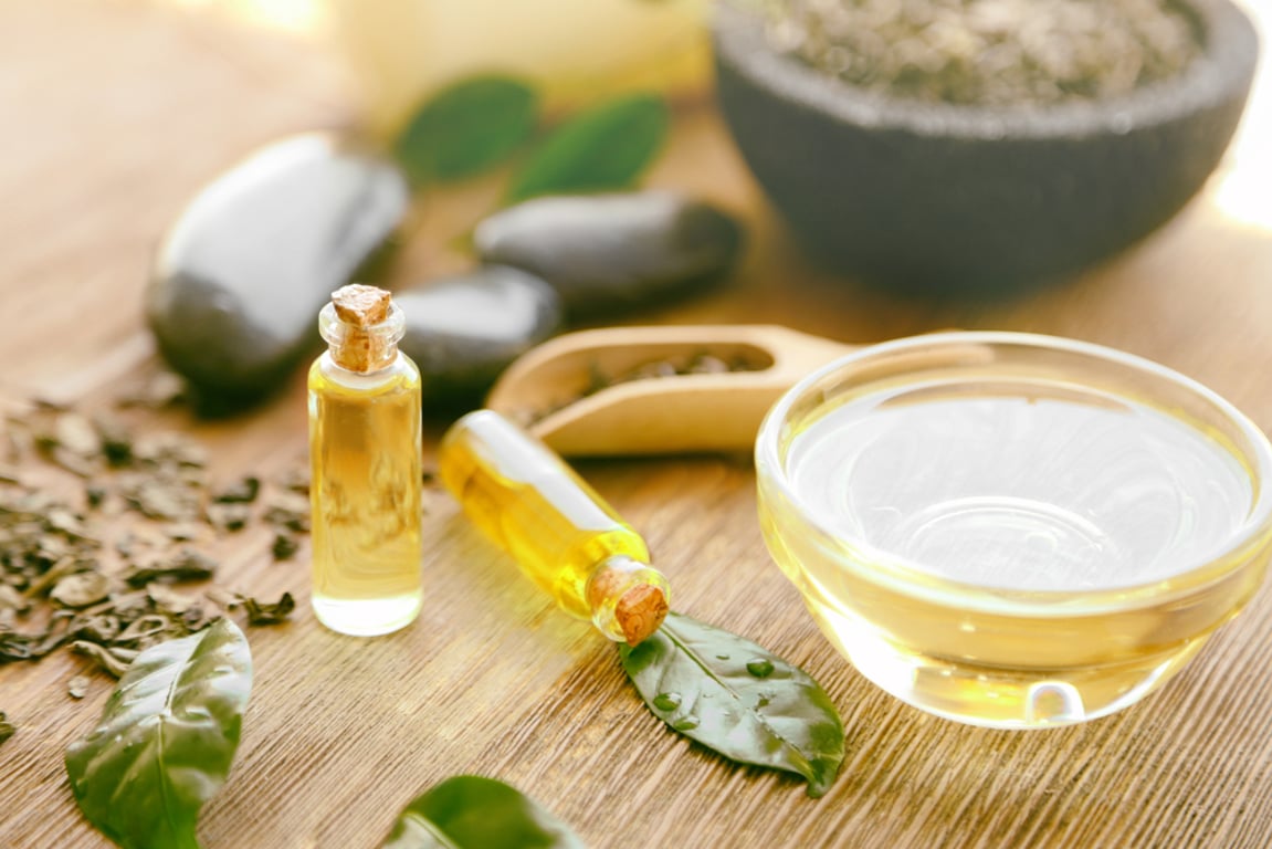 Flakonek a miska s tea tree olejem