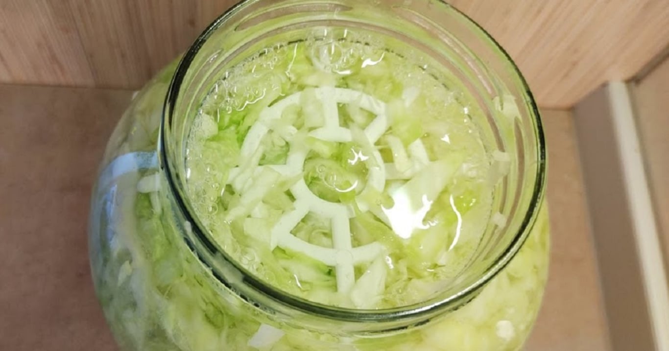 Poctivé kysané zelí do skla podle valašského receptu – jednoduchá příprava a dokonalá chuť už za 10 dnů