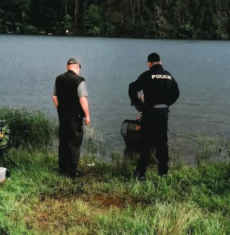 Další velká policejní kontrola rybářů na březích i na hladině přehrady Hracholusky