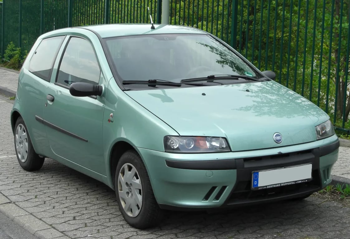 Fiat Punto druhé generace zaparkované u obrubníku