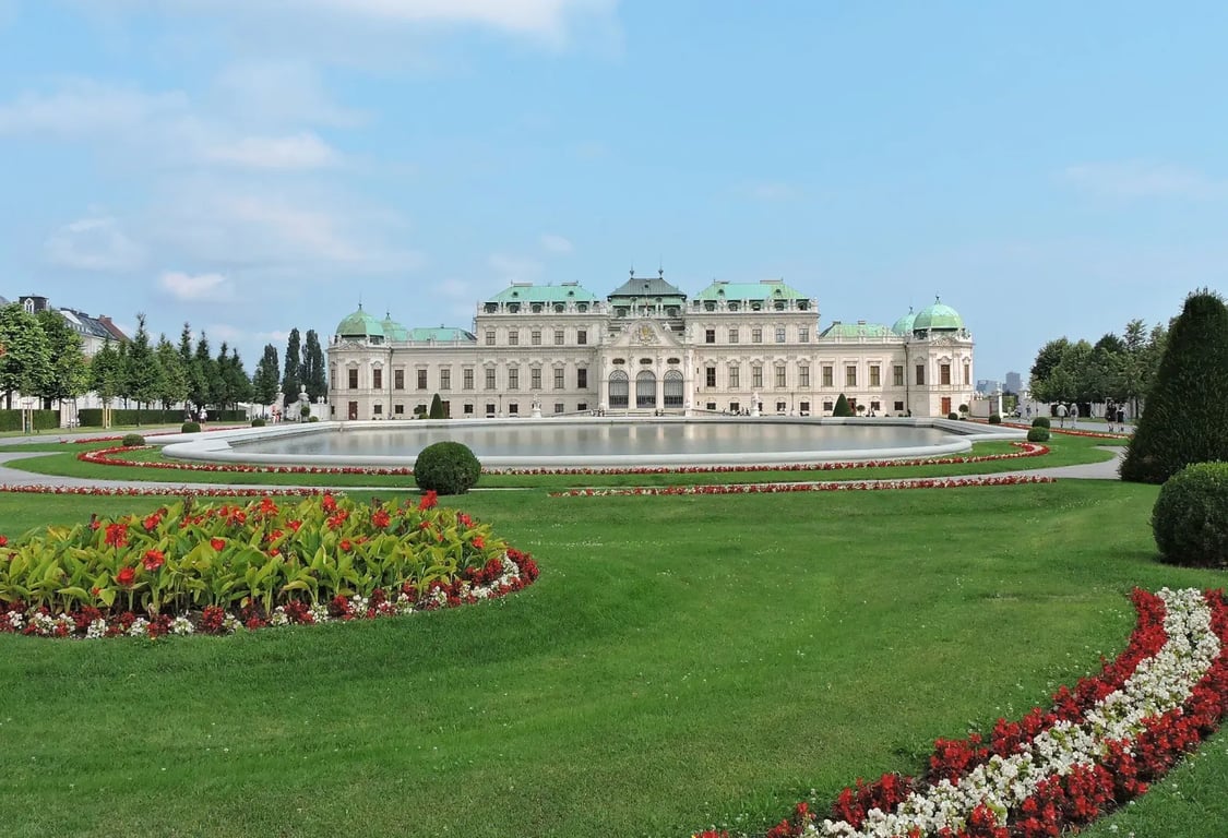 barokní palác Belveder ve Vídni s rozkvetlou zahradou