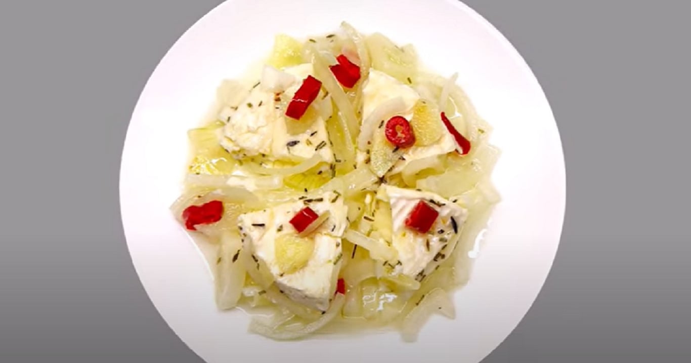 Hospodský z naší vesnice mi prozradil recept na čertovský nakládaný hermelín – lepší jsem vážně nikdy nejedla