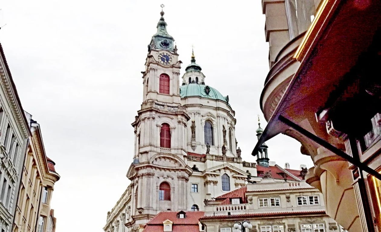 Oprava vnějších zdí Svatomikulášské městské zvonice na Malé Straně je hotová