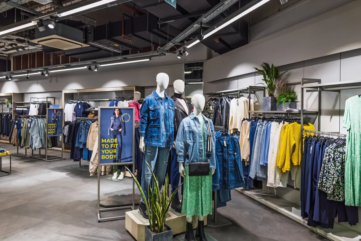 Čínský e-shop otevírá kamennou pobočku v Evropě. Místo front zákazníků se dočká velkých problémů