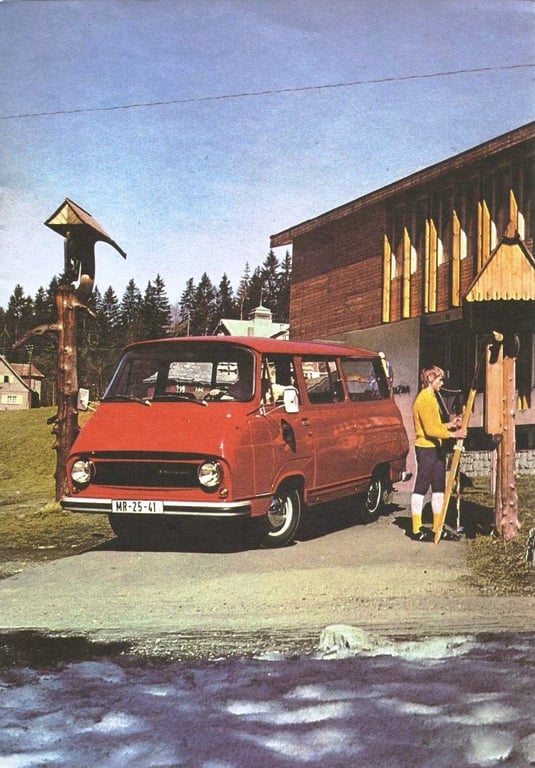 Prodejní vábnička pro zakázané ovoce. Katalog Škody 1203 je barevnější než její doba