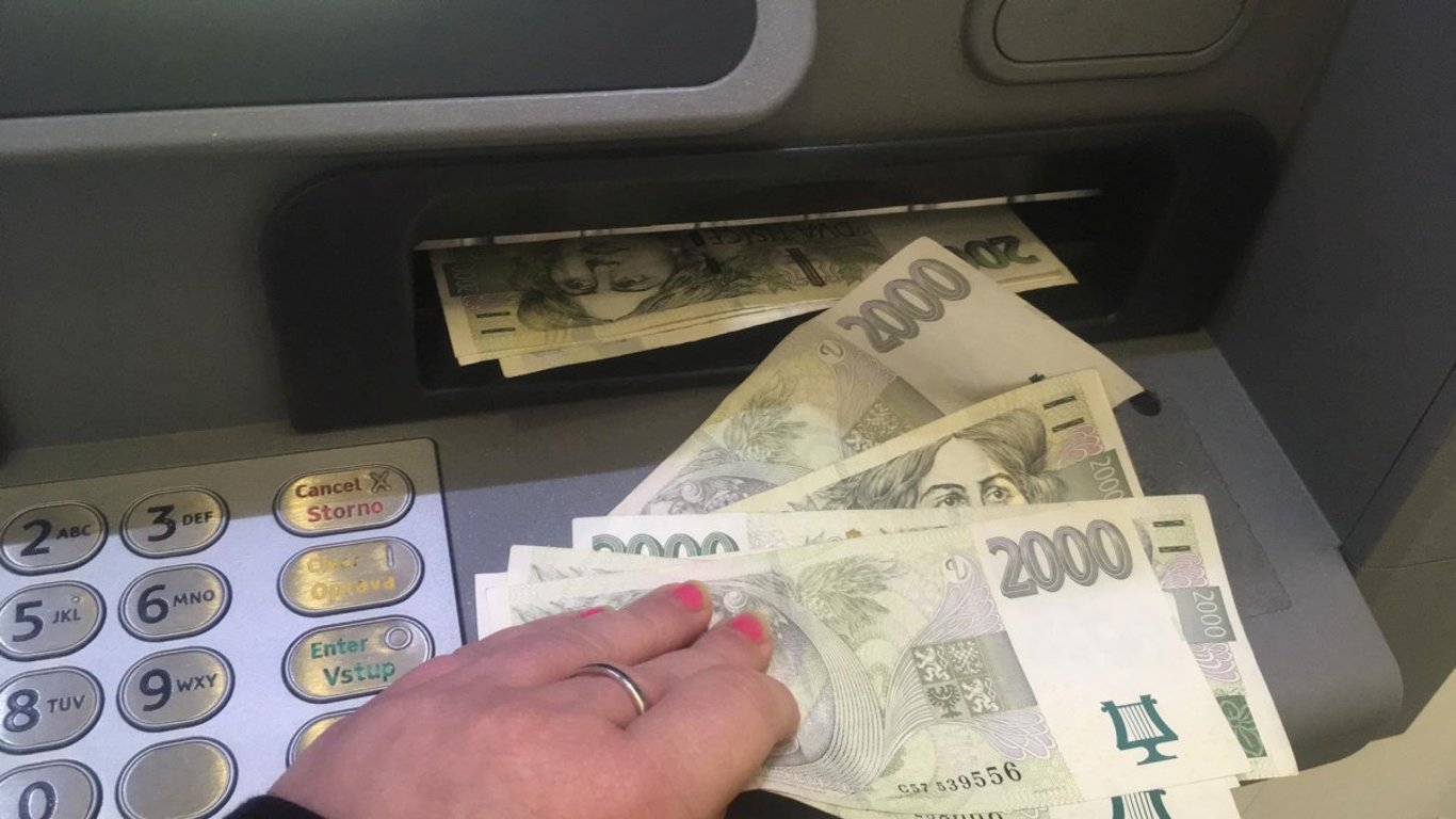Tři české banky zavádějí nechutný poplatek, především senioři si za služby pořádně připlatí