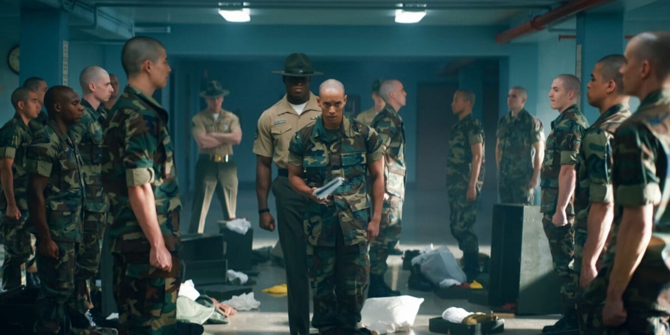Jako z dob Forresta Gumpa. Diváci si nemohou vynachválit nové vojenské drama Netflixu, které ovládlo žebříčky sledovanosti