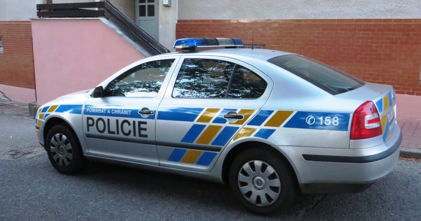 Mladá dívka objevila u silnice balík peněz. Zareagovala způsobem, který se dnes jen tak nevidí