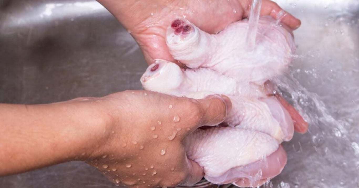 Většina Čechů dělá tuto zásadní chybu, která vás může stát zdraví. Tomuto se během přípravy masa vyhněte