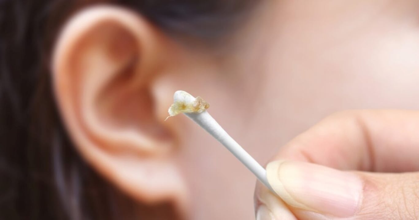 Používáním vatových tyčinek při odstraňování ušního mazu podstupujete tato rizika