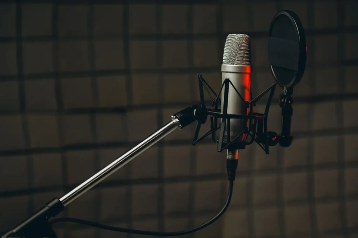 Detailní záběr studiového mikrofonu