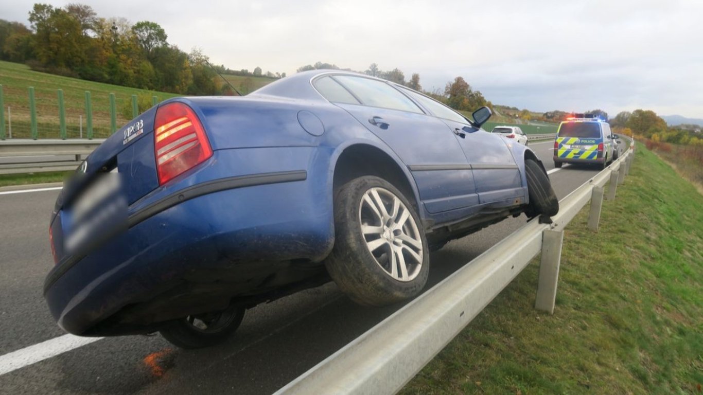Dvaadvacetiletý řidič pověsil u Vlachova auto na svodidla. Jel příliš rychle
