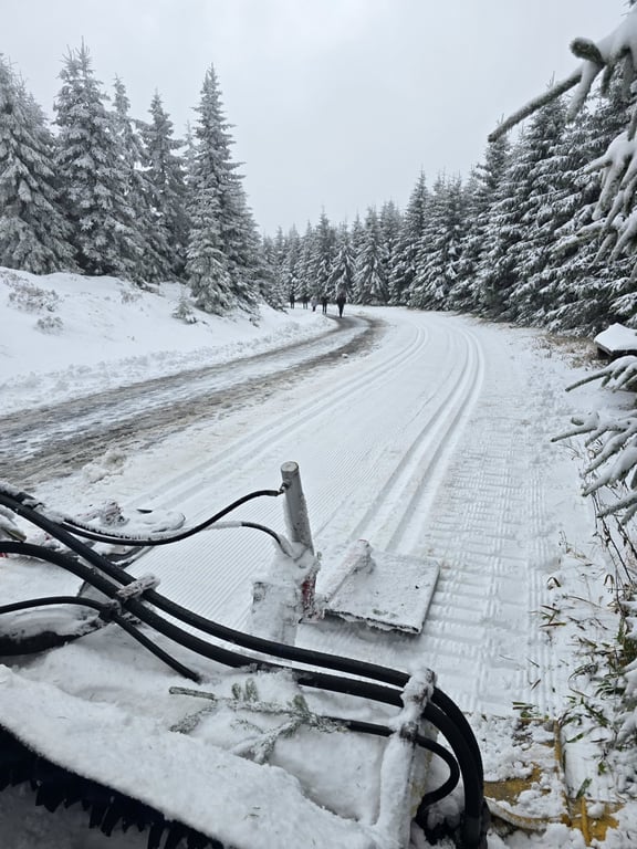 V Jeseníkách nasněžilo přes dvacet centimetrů, rolbaři upravili první stopu pro běžkaře