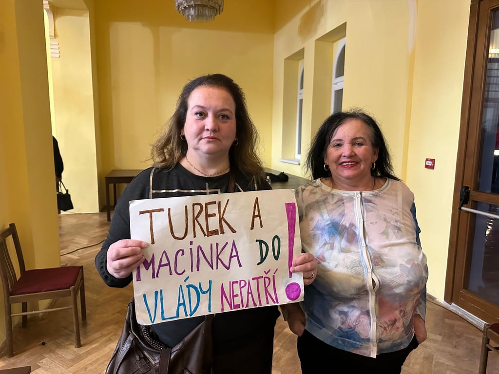 Prezidenta prosily, ať nejmenuje Turka a Macinku. Pak ale překvapily, koho samy volí