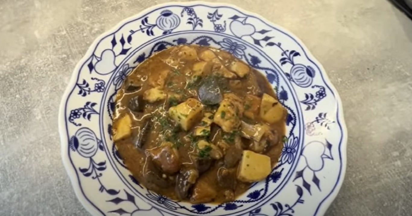 Rychlý houbový guláš podle mého dědy z Vysočiny – bez masa, ale s chutí, kterou žádné maso nenahradí