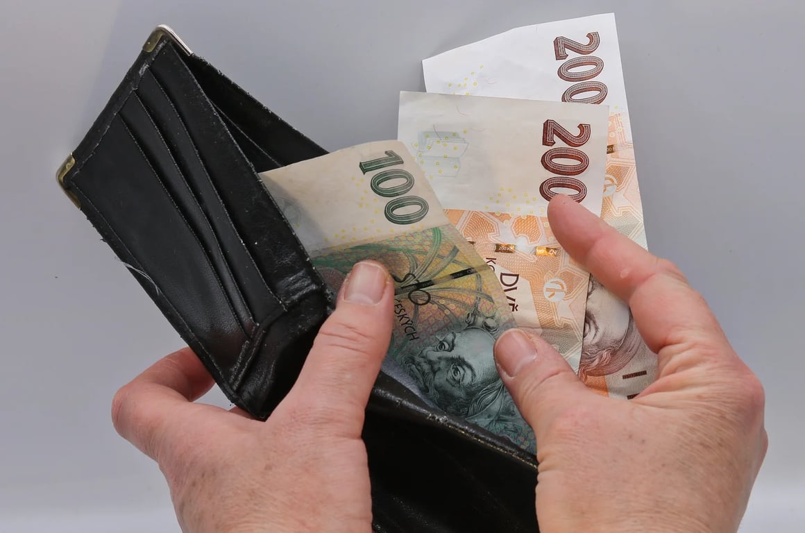 Nové pravidlo děsí důchodce: Kdo si nechá posílat peníze v hotovosti, dostane výrazně méně