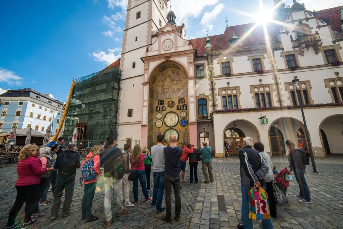 Nový orloj má mapu hvězdné oblohy, která na starém nebyla. Ostatní údaje jsou časové a kalendářní.