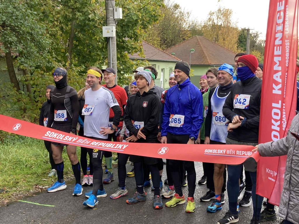 Sokolský běh republiky v Kamenici si užilo opět více běžců, dešti navzdory