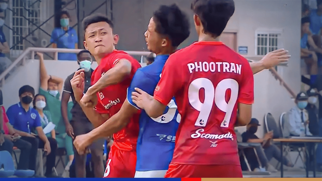 Fotbalista si spletl sporty. Brutálním loktem knokautoval soupeře