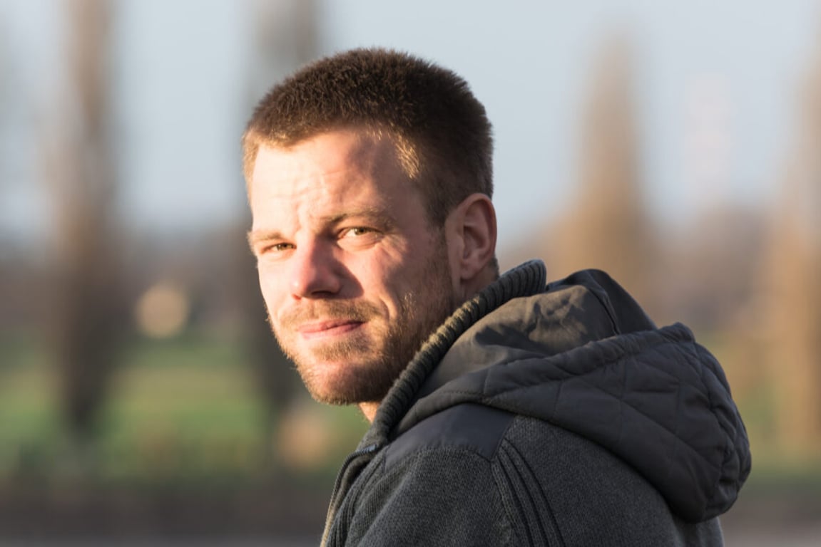 „Prodejci v autosalonu opovrhovali mým oblečením,“ vzpomíná pan Pavel. Jejich odhady nemohly být dále od pravdy