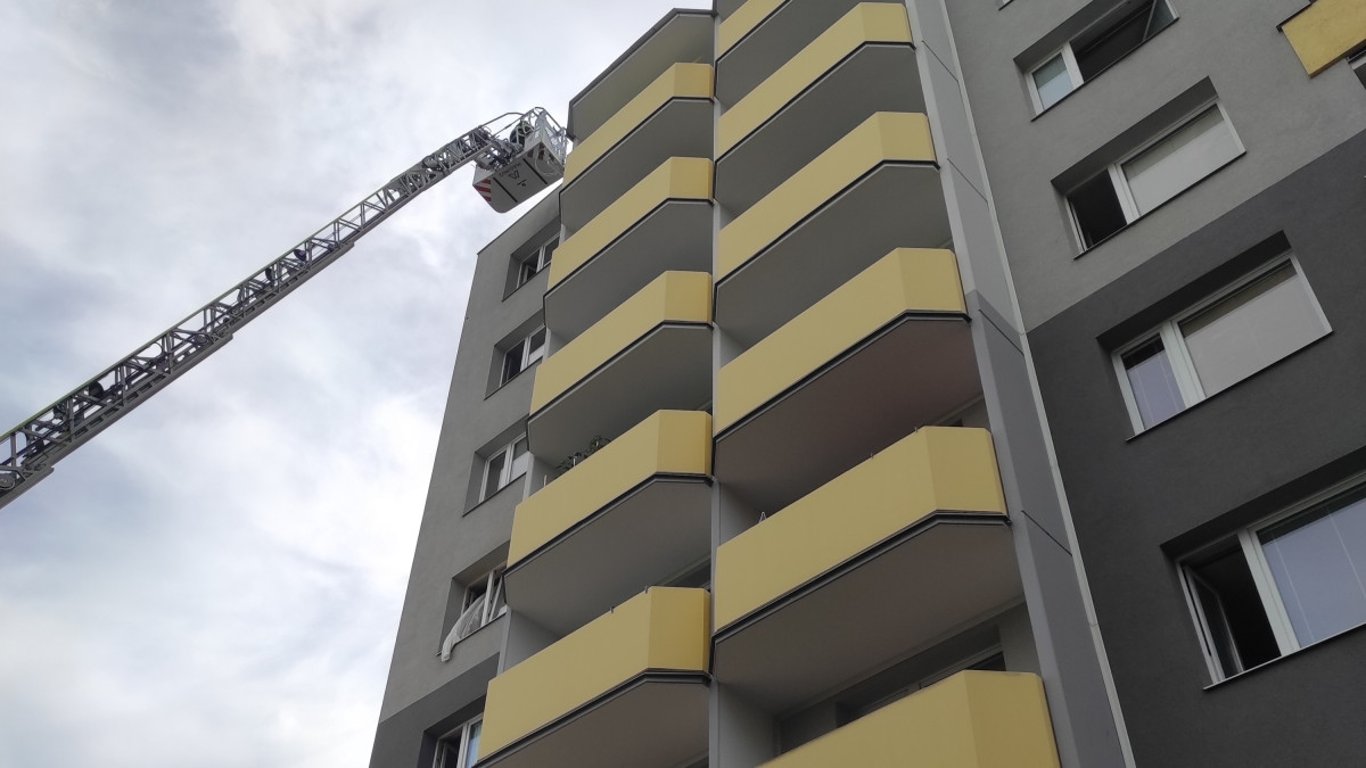 Hasiči evakuovali padesát lidí při požáru sklepa v paneláku v Prostějově, sedm z nich je v nemocnici