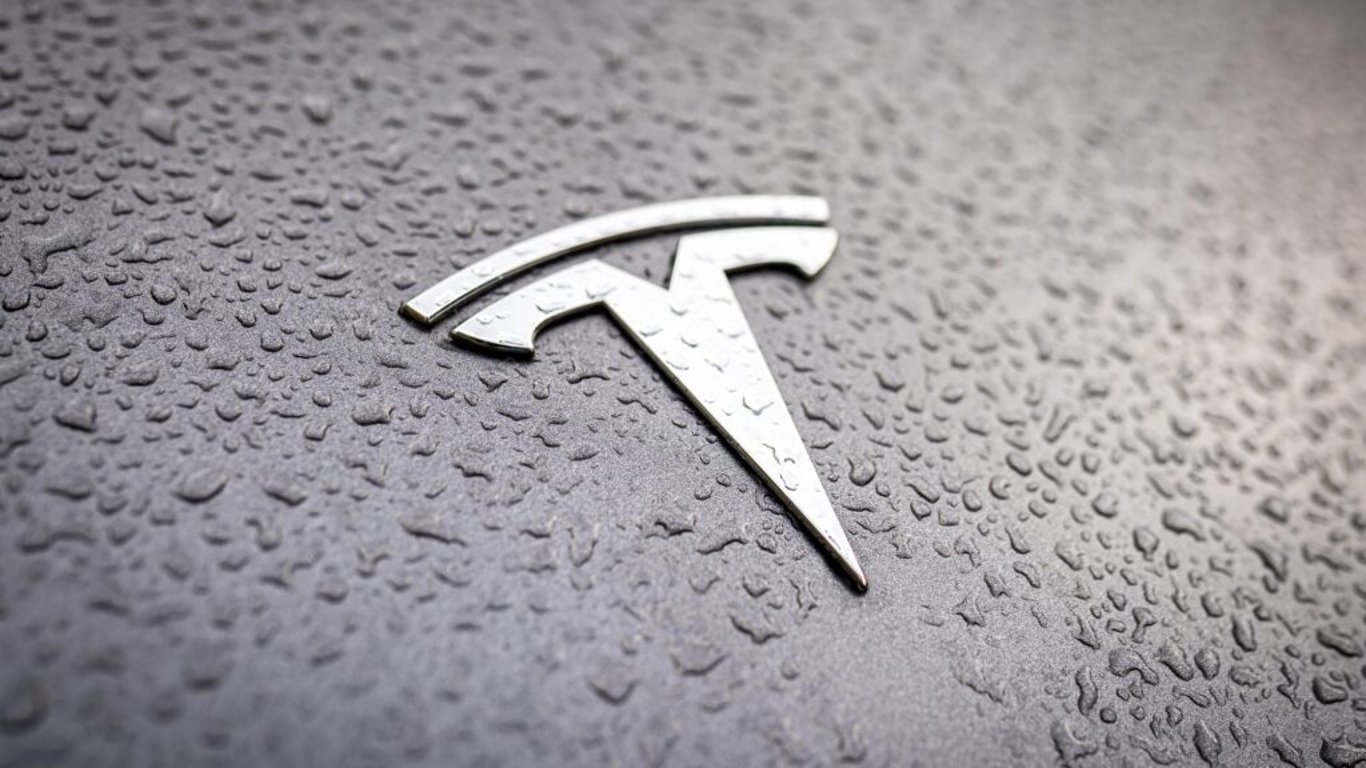 Tesla chce Evropanům řídit auto. Ale její systém má zásadní problém