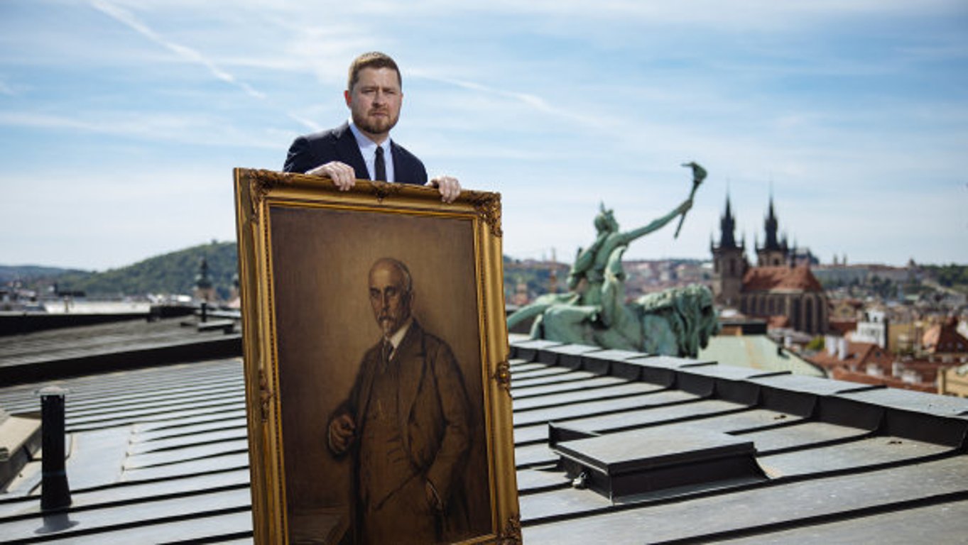 Šéf ČNB si s přítelkyní užíval luxusu za peníze národní banky. Maličkost, nebo ukázka pokrytectví?