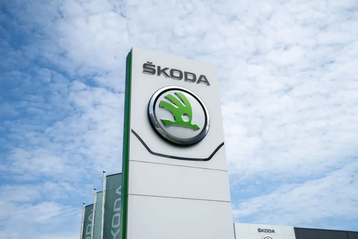 Logo automobilky Škoda na sloupu před showroomem