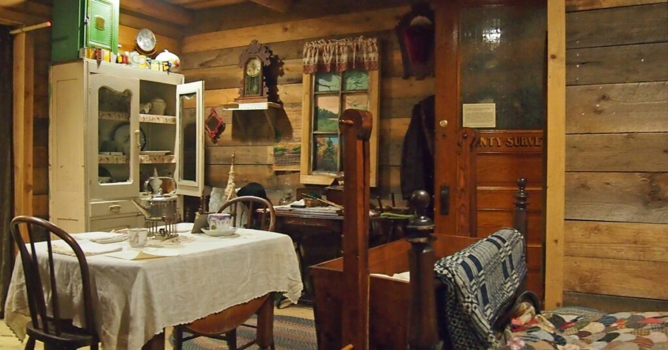 Manžele žijí bez elektřiny i tekoucí vody. Užívají si však elegantní interiér v obklopení přírody