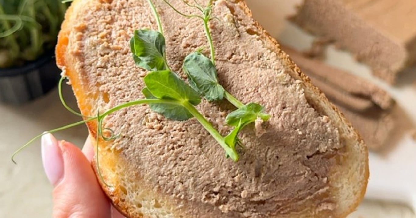 Receptů na paštiku jsem vyzkoušela spoustu, ale tahle z kuřecích jater pečená v troubě chutná jednoznačně nejlíp