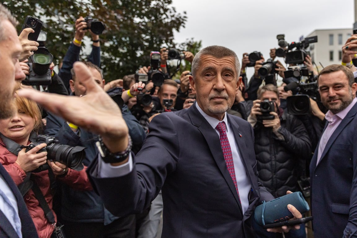 Volební drobky: Šlachta bez peněz, Vidlák v balíku, Benda v suchu a válka Roseových