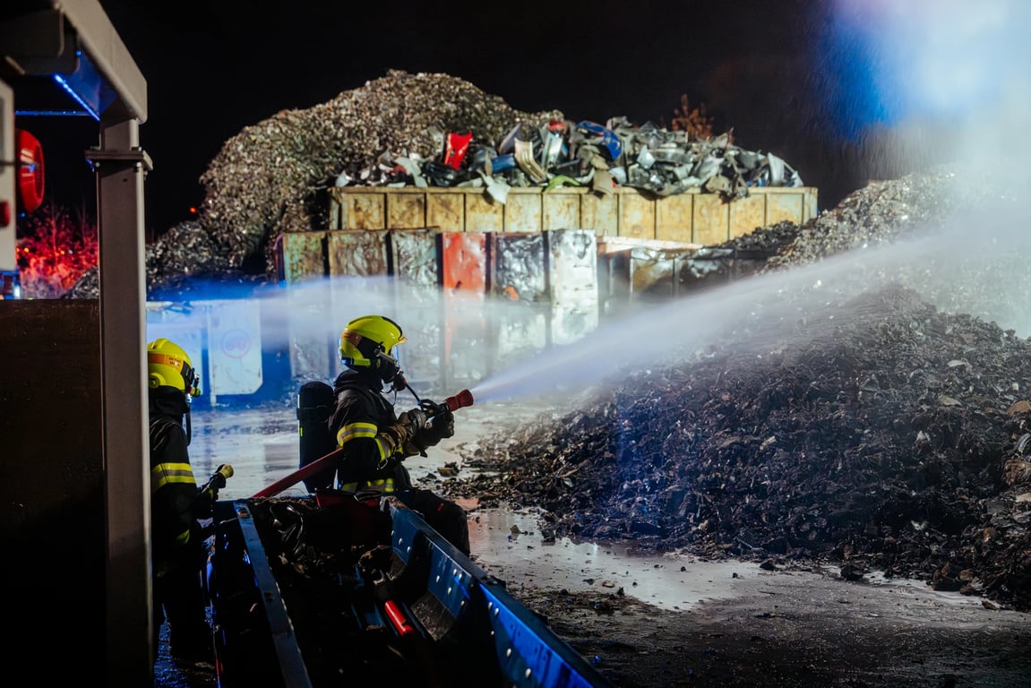 Autovrakoviště v Ostravě pohltily plameny. S rozsáhlým požárem bojovalo devět jednotek hasičů