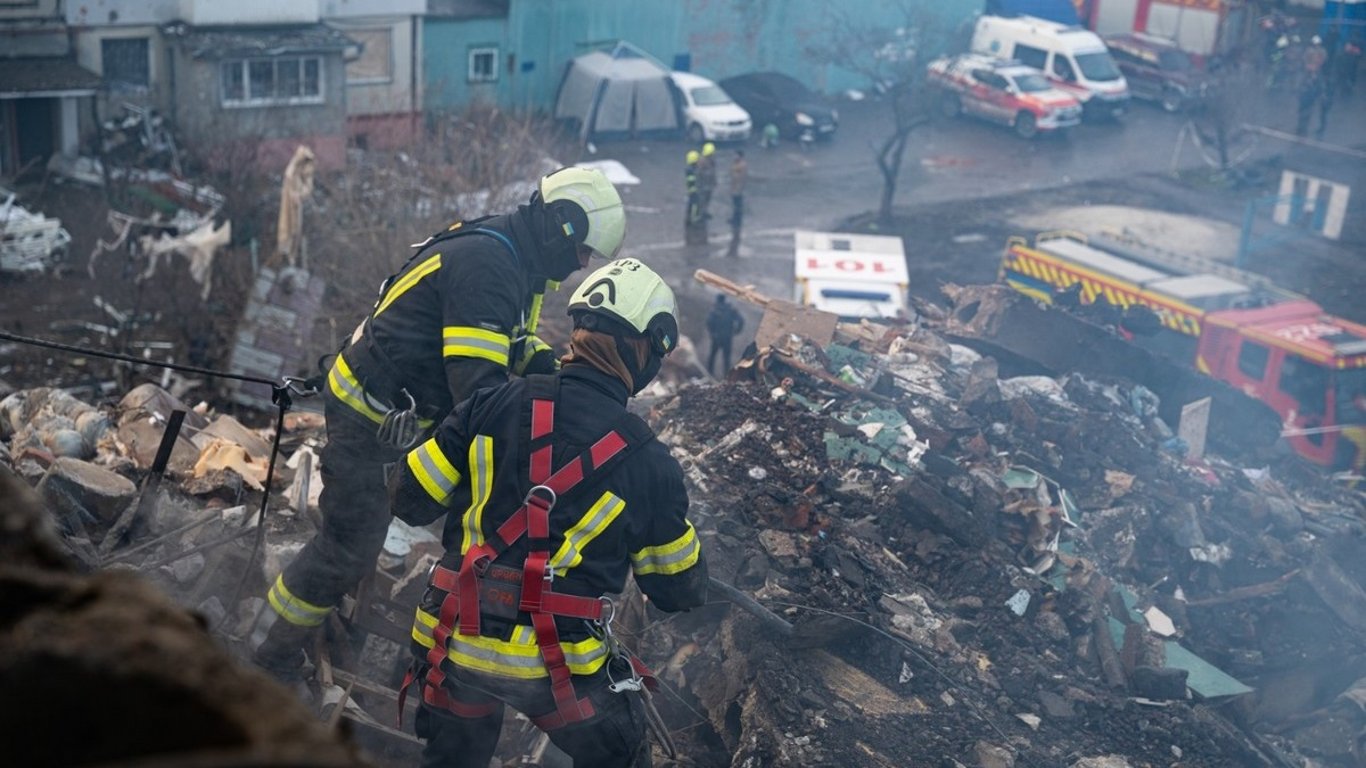 Regulérní válečný zločin: Rusko nakonec zabilo při útoku na Poltavu 14 civilistů. Raketou zasáhlo panelák (video)