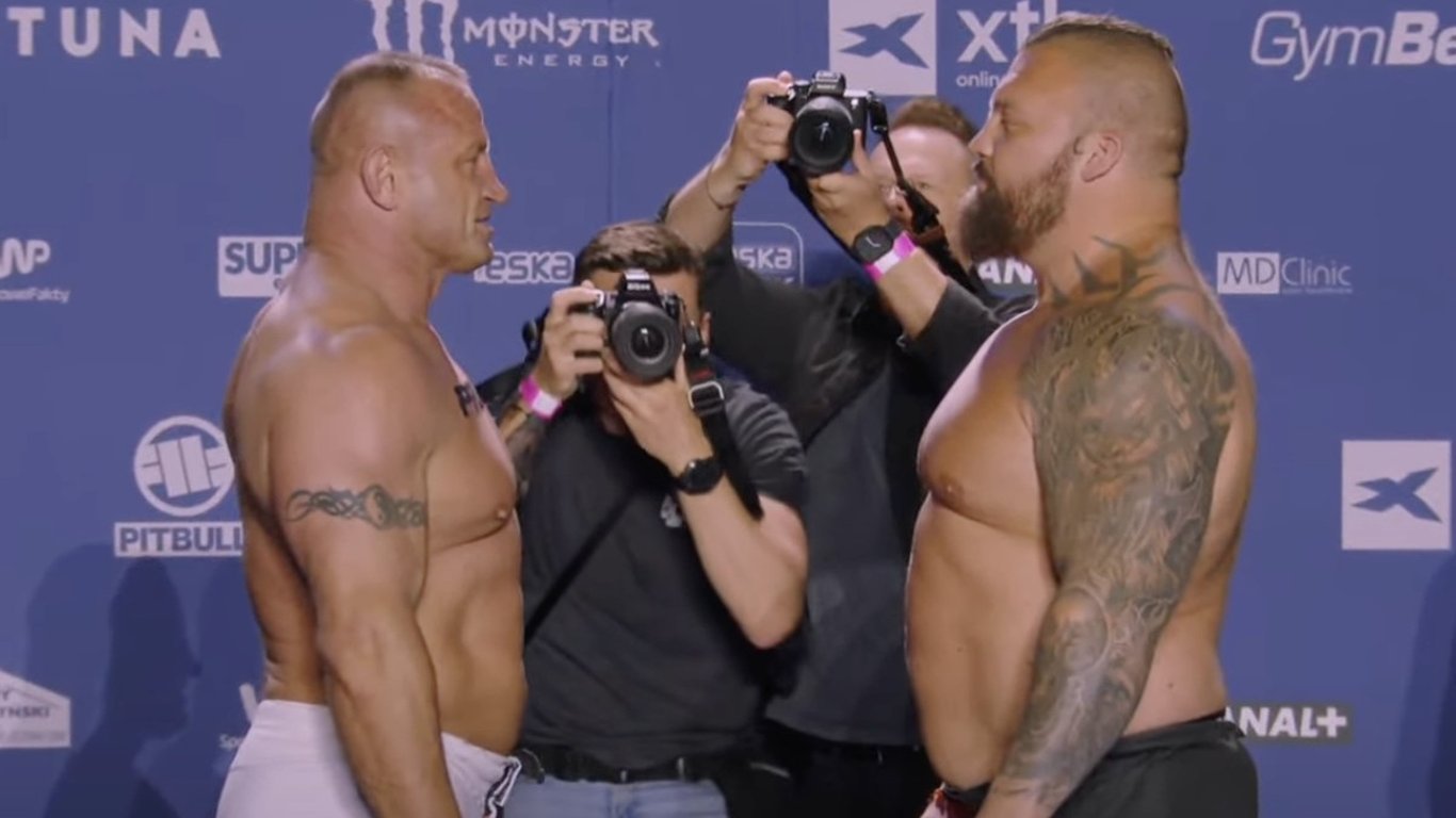 Téměř 300 kilogramů surové síly v jedné kleci. Hall a Pudzianowski jdou do souboje gigantů