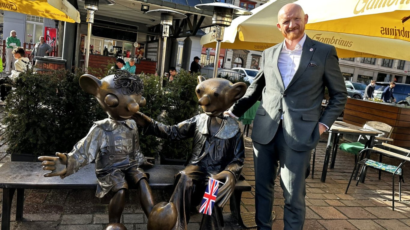 Britský velvyslanec Matt Field si v Česku oblíbil Spejbla s Hurvínkem i kvůli účesu