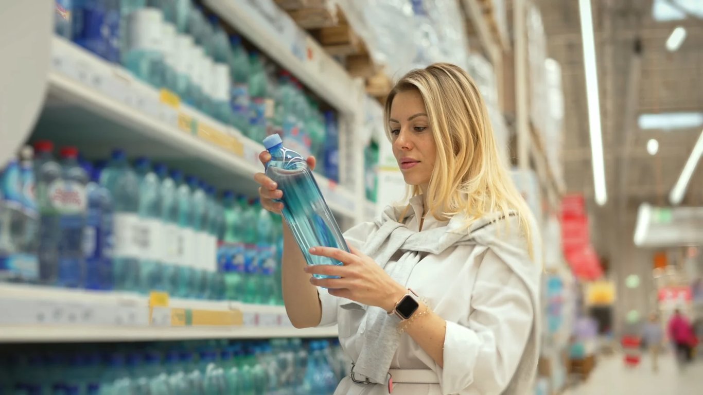 Kontrola odhalila problém s minerálkou, kterou pijí tisíce Čechů. Firma má překvapivé vysvětlení