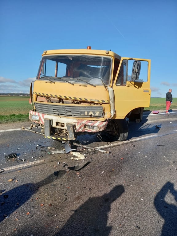 Řidič osobního auta se střetl s nákladním vozem. Utrpěl těžké zranění
