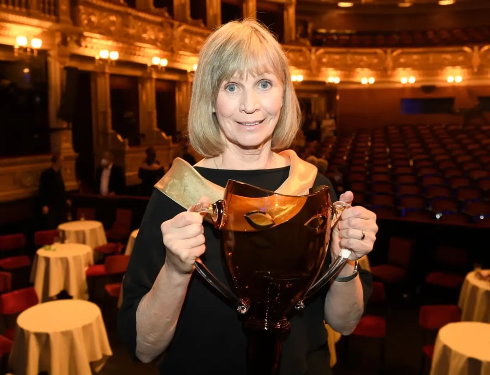 Obrazem: Móda pro zralé ženy podle Jitky Molavcové. Šik kombinace černé a výrazných barev ubere kila i roky