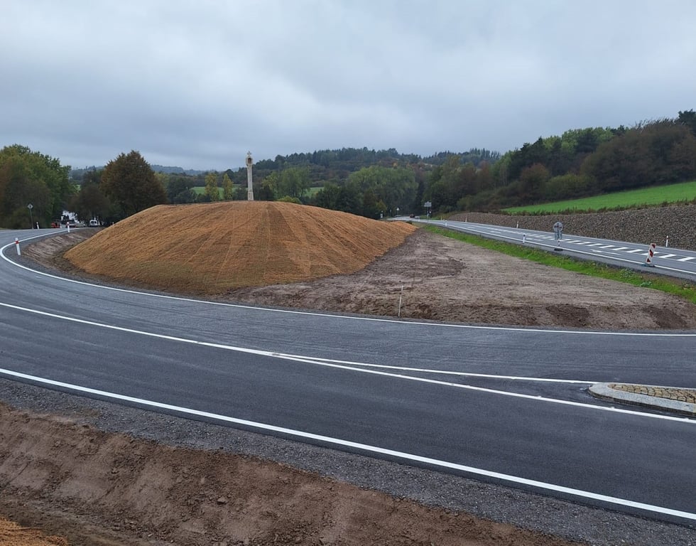 Pár hodin do zprovoznění křižovatky u Dobré Vody. Denně tam pracovalo i 20 dělníků