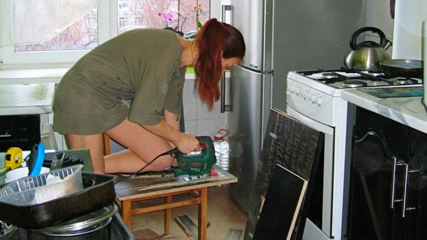 Stačilo pár tisíc a kuchyně prokoukla víc než po drahé rekonstrukci. Majitelka využila nejlevnější možnou cestu