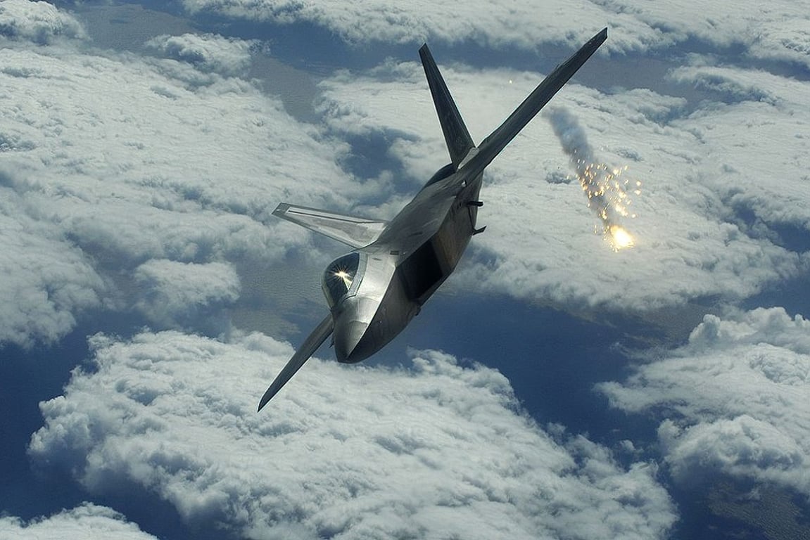 Papírový souboj mezi F-22 a F-35 rozděluje fanoušky. Obě stíhačky mají sílu, ale vítěz překvapí i znalce