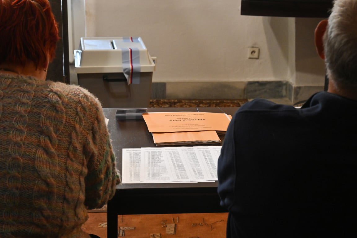 Opilý volič nebo sebepoškozování před místností. Policisté ohlídali průběh voleb