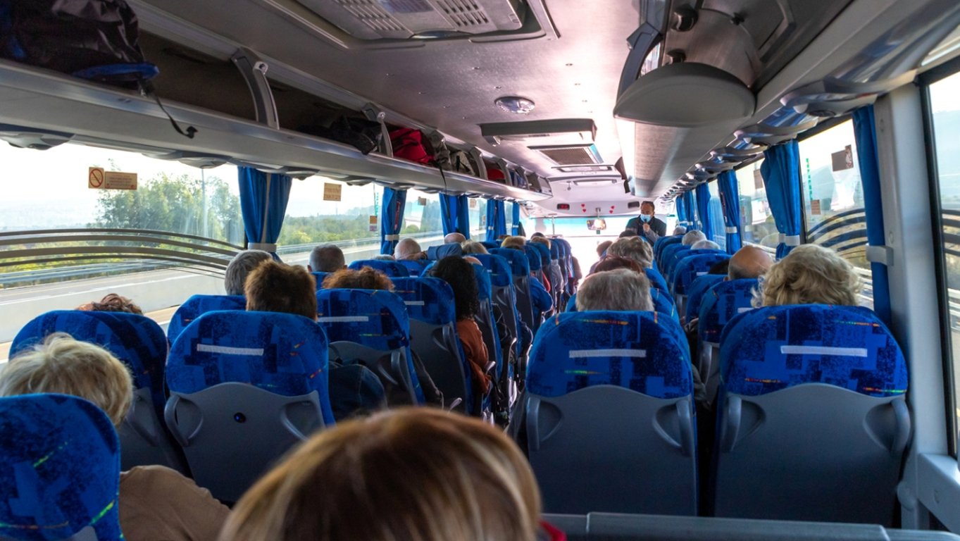 Dítě v autobuse křičelo a matka ho nedokázala uklidnit. Po pěti minutách řidič zastavil a udělal něco nečekaného
