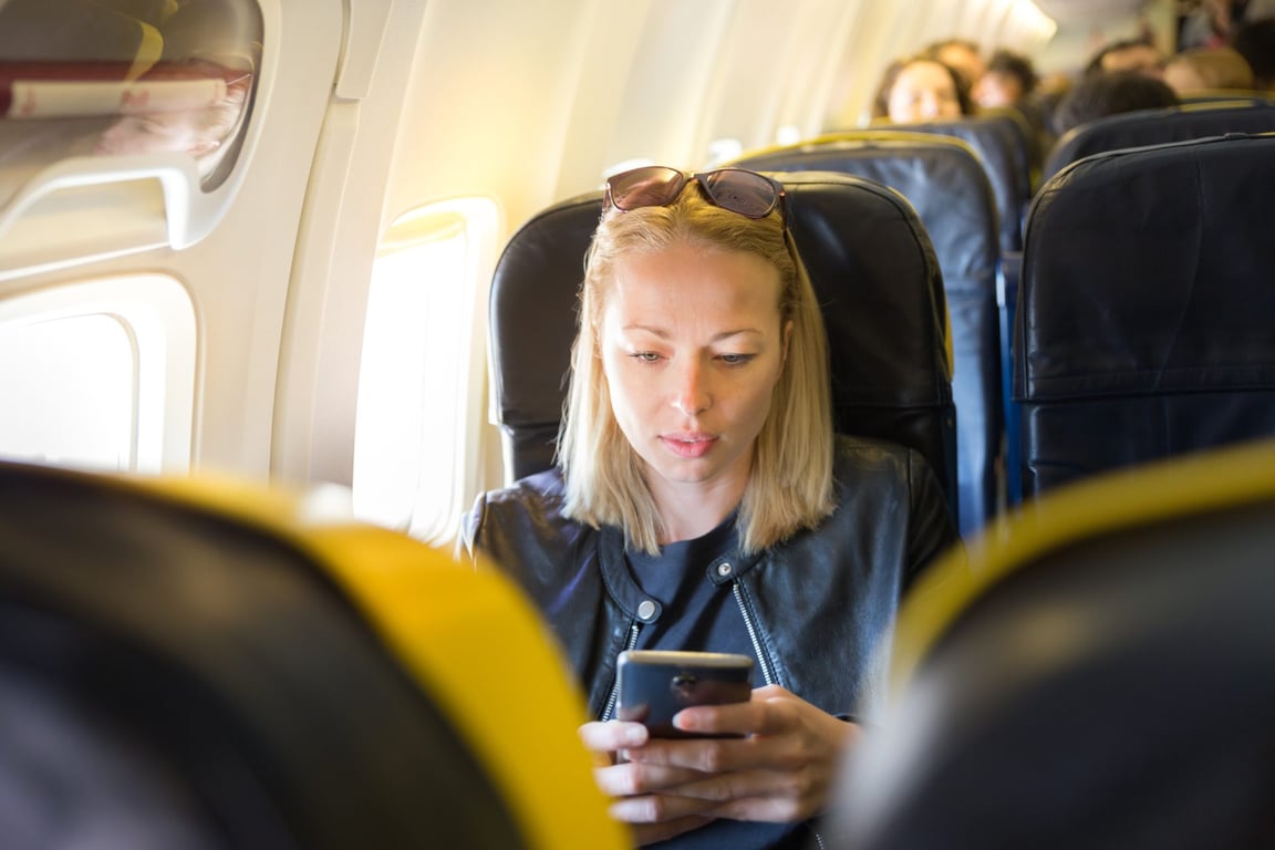 Češi pozor. Kdo letí do zahraničí, musí si vypnout tuto funkci na telefonu, jinak mu okamžitě po přistání bude naúčtováno až 1000 Kč.