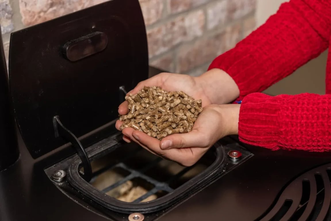 Češi se zbavují krbových kamen. Nahrazují je elegantním zařízením, do kterého se přikládá jednou za týden